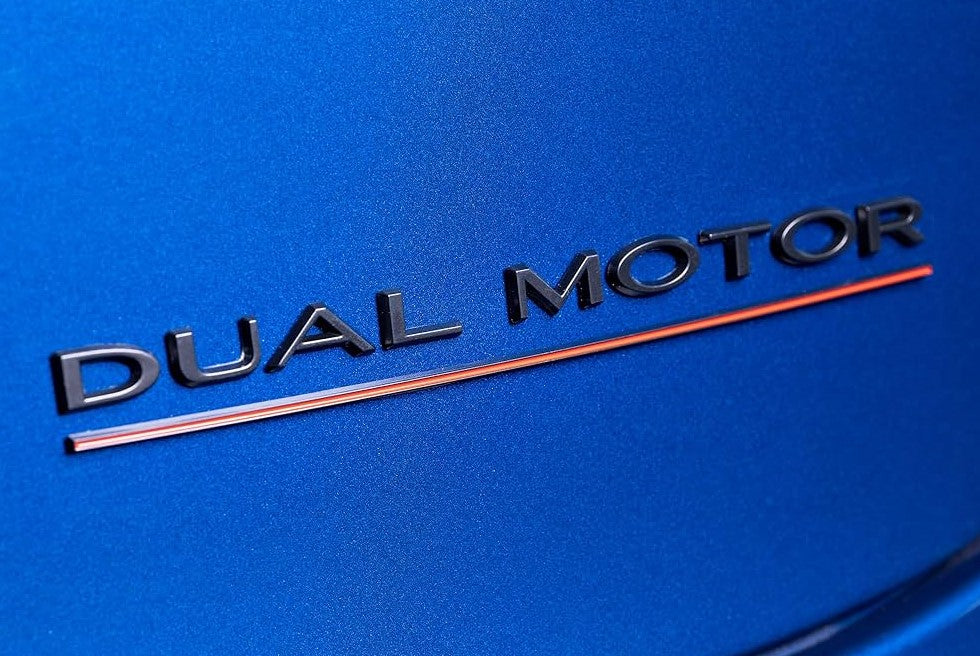 Mattsvart Emblem - Dual Motor / Performance